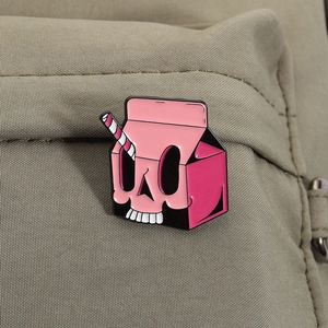Roze schedel melkpak emaille speld bevestigd aan een kaki canvas rugzak voor decoratie