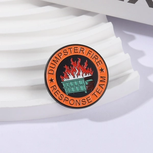 Badge rond en émail Dumpster Fire Response Team avec un design de style comique