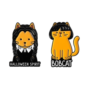 Set de pin's chat orange émaillé style Wednesday Addams avec thématique Halloween