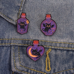 Set de pines de esmalte de gato murciélago de Halloween con pociones mágicas moradas