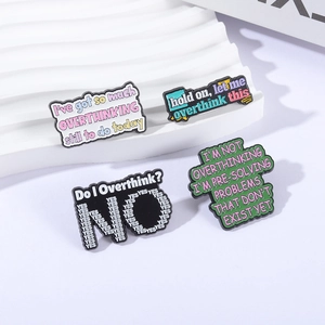 Set di spille in smalto tema overthinking con badge colorati in lega di zinco su espositore