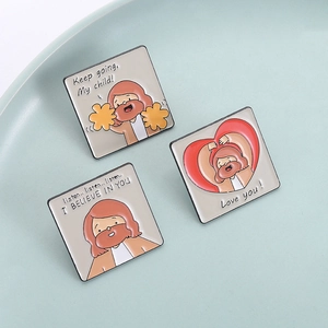Lot de trois pin's en émail dessin animé Jésus avec citations sur une assiette