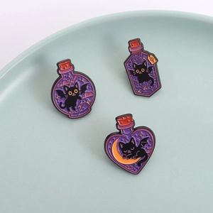 Set de tres pines góticos de esmalte con gatos negros en frascos mágicos y detalles