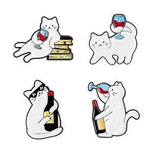 Lustiges Emaille-Anstecknadel-Set mit weißen Katzen und Weinglas-Motiven für Kleidung