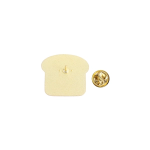 Détail du dos de broche en métal doré en forme de toast avec fermoir papillon