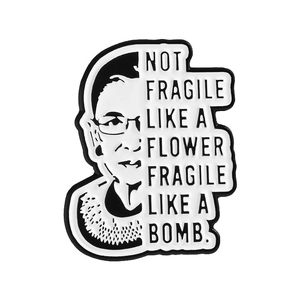 Dettaglio della spilla smaltata RBG con citazione Not Fragile Like a Flower Fragile Like a Bomb