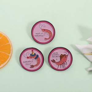 Lot de trois pin's émaillés roses avec des motifs de crevettes et jeux de mots