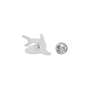 Detailed back view of silver alloy animal brooch with butterfly clutch and metal pin