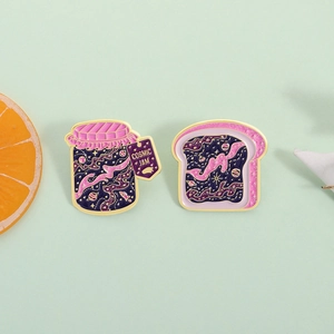 Set de pins Cosmic Jam avec pot de confiture étoilé et toast sur fond vert pastel