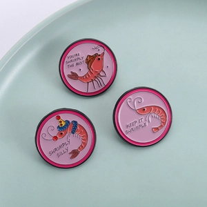 Lot de trois pin's en émail crevette rose avec jeux de mots sur plat décoratif
