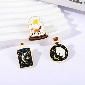 Set di 3 spille smaltate con volpe, balena e orso polare in bottiglie magiche celesti