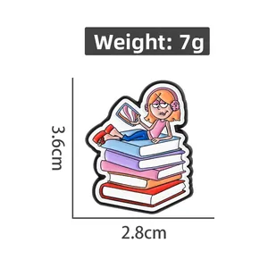 Détails des dimensions du pin's émaillé fille lisant des livres, 3.6x2.8cm, poids 7g