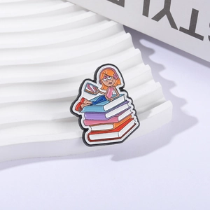 Pin's en émail fille lisant sur des livres colorés pour un style littéraire et créatif