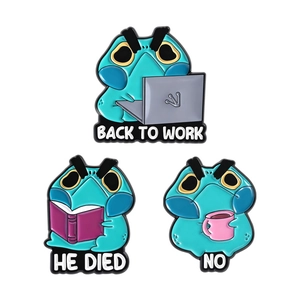 Trois pin's émaillés grenouille avec texte Back to Work pour costumes et pulls