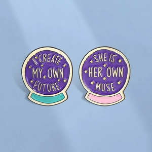 Spilla Smaltata Retrò in Lega di Zinco Citazione Motivazionale Sfera di Cristallo I Create My Own Future She Is Her Own Muse Stelle Accessori per Abbigliamento Zaino Regalo Uomo Donna