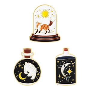 Set di 3 spille smaltate con motivi cosmici di volpe, orso polare e balena in barattoli