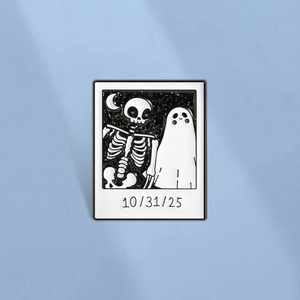 Halloween Polaroid Skeleton Ghost Enamel Brooch Pin With Date 10-31-25 Glitter Starry Sky Lapel Pin For Backpack Clothes Decoration Unisex Accessory