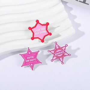 Set di tre spille in smalto rosa a forma di stella con scritte Sheriff e Cutie on Duty