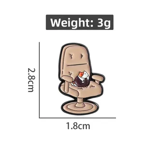 Broche chat manager en émail montrant les dimensions 2,8 cm de haut et 1,8 cm de large
