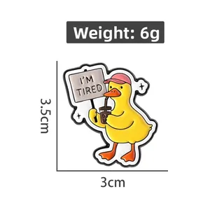 Detail der Tired Little Yellow Duck Emaille-Anstecknadel mit I'M TIRED Schild