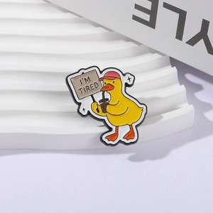 Cartoon Emaille-Anstecker Müde Gelbe Ente mit Schild auf minimalistischem Display