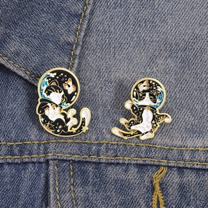 Lot de pins en émail chat ciel étoilé de style japonais avec motifs Ukiyo-e noirs et blancs