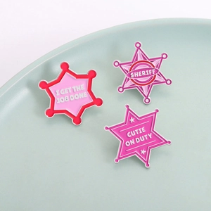 Set di spille smaltate a stella rosa con scritte decorative per abbigliamento e borse