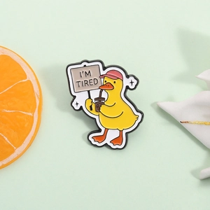 Lustige Müde Gelbe Ente Emaille Brosche Cartoon Ente Trinkt Milchtee Legierung Abzeichen Pin Für Rucksack Kleidung Deko Schmuck