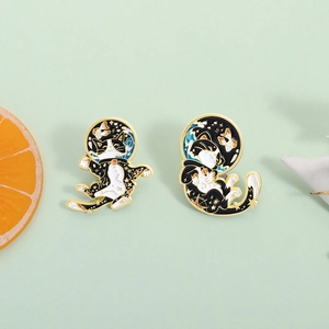 Broche en Émail Chat Astronaute Dessin Animé Japonais Alliage Style Grande Vague Badge Animal Noir Blanc pour Vêtements