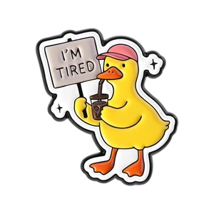 Lustige gelbe Enten-Emaille-Anstecknadel mit rosa Hut und I'M TIRED Schild