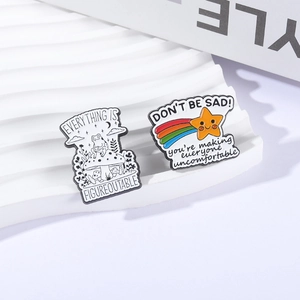 Set de pin's en émail avec grenouille sur champignon, arc-en-ciel et phrases positives