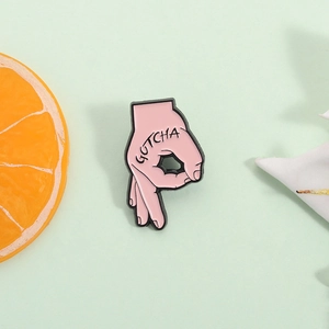 Broche créative en émail rose geste de la main OK avec texte Gotcha sur fond vert