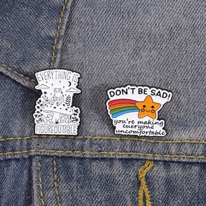 Broches en émail fantaisie avec citations amusantes sur veste en jean