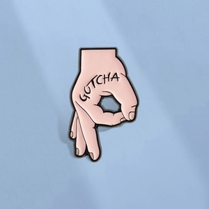 Broche en Émail Rose Gotcha Geste de la Main Tendance Drôle Alliage de Zinc Badge Dessin Animé Bijoux Cadeau Femmes Hommes
