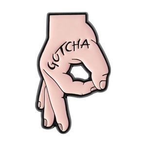 Broche en émail rose avec geste de la main et texte Gotcha sur bords métalliques