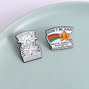 Pins émaillés mignons avec citations positives, grenouilles et arcs-en-ciel sur plateau
