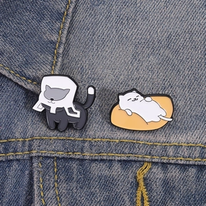 Kreatives Cartoon Katzen Emaille Pin Set mit einer Katze im Karton und auf Kissen