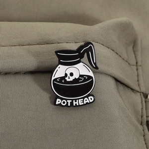 Pin's cafetière émaillé style gothique avec crâne POT HEAD sur tissu vert