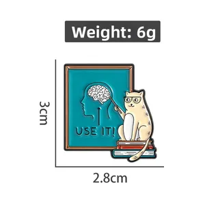 Detail der süßen Katzen-Emaille-Anstecknadel mit Text USE IT und Gehirndiagramm