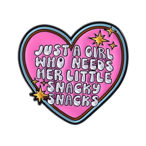 Spilla smaltata a cuore rosa con stelle e simpatica scritta decorativa snack