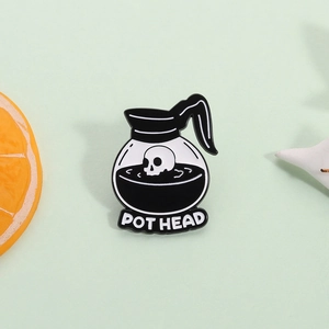 Pin's émaillé cafetière gothique avec tête de mort et texte Pot Head sur fond vert