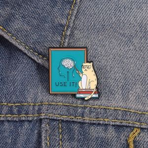 Lustige Katzenlehrer Emaille-Anstecknadel mit USE IT Gehirn-Slogan auf Jeansjacke