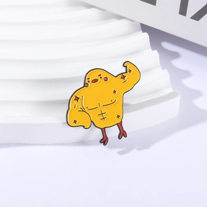 Insigne en émail en forme de poussin musclé mignon avec un design de fitness jaune