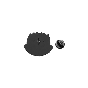 Vue détaillée du dos d'un pin's en émail noir mat avec son fermoir en caoutchouc noir