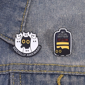 Détail de pins émaillés Socially Awkward chat noir et batterie sociale faible