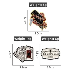 Set di tre spille Six of Crows con corvo, carte e logo del The Crow Club