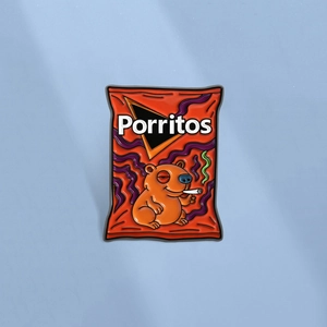 Spilla in Smalto Divertente Capibara Che Fuma Forma di Sacchetto di Snack in Lega di Zinco Distintivo per Zaini Giacche Regalo Estetica Strana