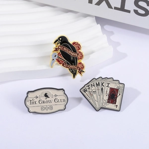 Set di spille smaltate Gothic Crow Club con motivi di rose, teschi e corvi su base