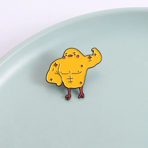 Broche émaillée poussin musclé jaune rigolo en alliage de zinc pour sacs et vêtements