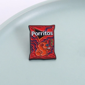 Spilla creativa in smalto rosso a forma di sacchetto di snack con divertente castoro